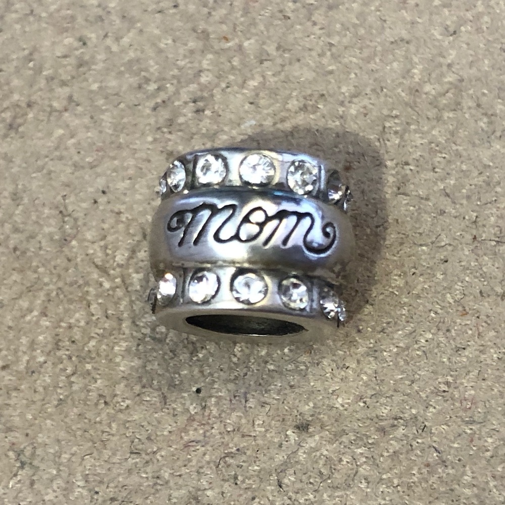 🆕 Brighton Mom bead in brushed silver Edged with clear crystals Retired